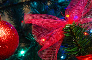 Noel ağacı süslemesi. Toplar, ağaçtaki yıldız çelenkleri. Yeni yıl ağacında kırmızı fiyonklar. Festival ağacı parlak oyuncaklarla süslenmiştir. Yeni yıl havası. Mutlu Noeller..