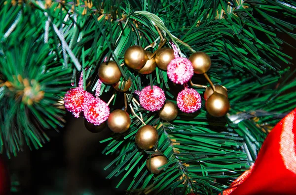 Décoration d'arbre de Noël. Boules, guirlande étoilée sur un arbre. Arcs rouges sur un arbre du Nouvel An. L'arbre de fête est décoré de jouets lumineux. Ambiance Nouvel An. Joyeux Noël . — Photo