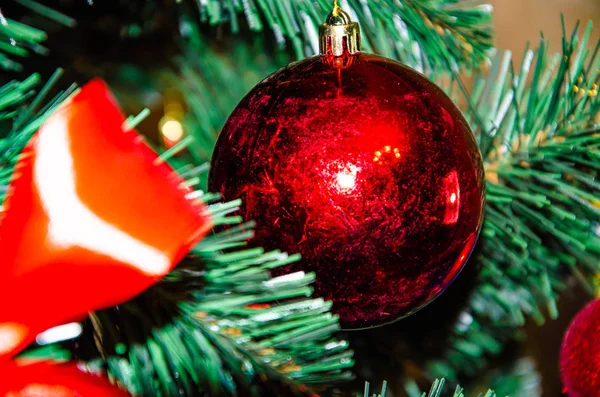 Decorazione dell'albero di Natale. Palle, ghirlanda di stelle su un albero. Archi rossi su un albero Di Capodanno. L'albero festivo è decorato con giocattoli lucenti. L'umore di Capodanno. Buon Natale. . — Foto Stock