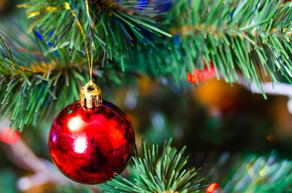 Decorazione dell'albero di Natale. Palle, ghirlanda di stelle su un albero. Archi rossi su un albero Di Capodanno. L'albero festivo è decorato con giocattoli lucenti. L'umore di Capodanno. Buon Natale. . — Foto Stock