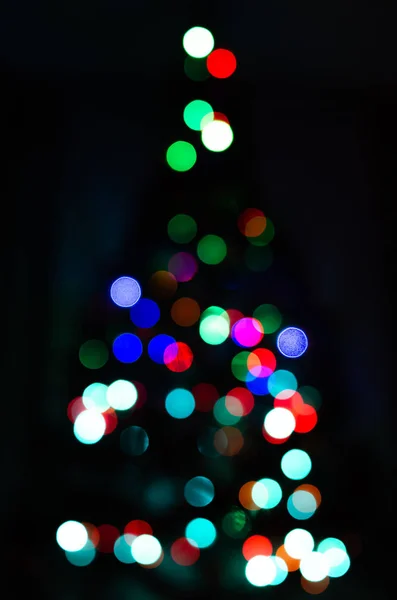 Arbre de Noël déconcentré. Le bokeh est rond, sous la forme d'un arbre de Noël. Guirlande de Noël hors foyer . — Photo