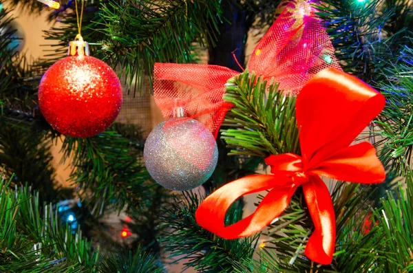 Decorazione dell'albero di Natale. Palle, ghirlanda di stelle su un albero. Archi rossi su un albero Di Capodanno. L'albero festivo è decorato con giocattoli lucenti. L'umore di Capodanno. Buon Natale. . — Foto Stock