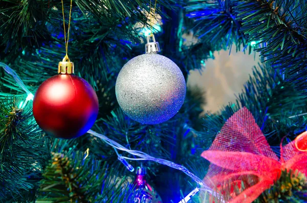 Decorazione dell'albero di Natale. Palle, ghirlanda di stelle su un albero. Archi rossi su un albero Di Capodanno. L'albero festivo è decorato con giocattoli lucenti. L'umore di Capodanno. Buon Natale. . — Foto Stock