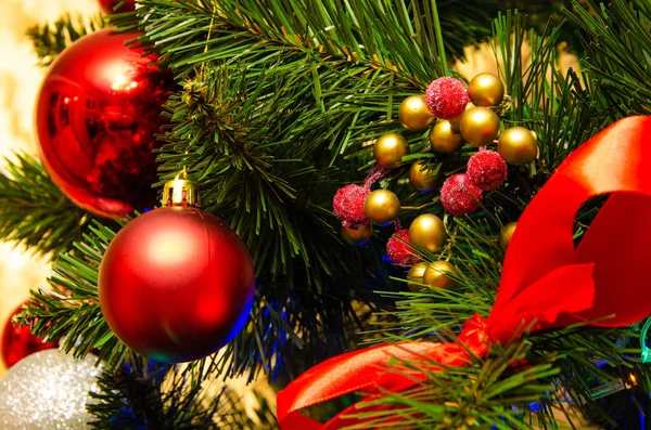 クリスマスツリーの装飾。ボール、星は木の上に上陸します。新年の木に赤い弓。お祝いの木には明るいおもちゃが飾られています。新年の気分。メリークリスマス. — ストック写真
