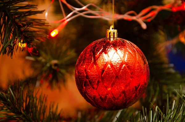Noel ağacı süslemesi. Toplar, ağaçtaki yıldız çelenkleri. Yeni yıl ağacında kırmızı fiyonklar. Festival ağacı parlak oyuncaklarla süslenmiştir. Yeni yıl havası. Mutlu Noeller.. — Stok fotoğraf