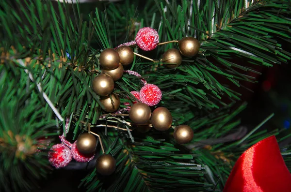 Décoration d'arbre de Noël. Boules, guirlande étoilée sur un arbre. Arcs rouges sur un arbre du Nouvel An. L'arbre de fête est décoré de jouets lumineux. Ambiance Nouvel An. Joyeux Noël . — Photo