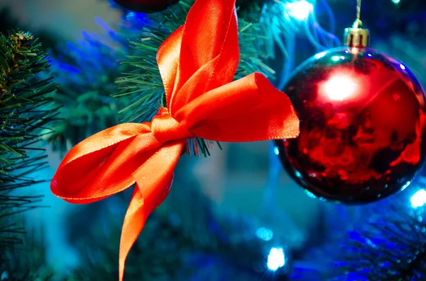 クリスマスツリーの装飾。ボール、星は木の上に上陸します。新年の木に赤い弓。お祝いの木には明るいおもちゃが飾られています。新年の気分。メリークリスマス. — ストック写真