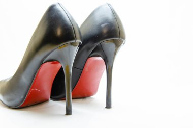 Beyaz arka planda kırmızı tabanlı siyahlı kadın ayakkabıları. Tatil için ayakkabılar, ofis ayakkabıları. Yüksek topuklu ayakkabılar, topuklu ayakkabılar. Kadın ayakkabıları yakın plan..