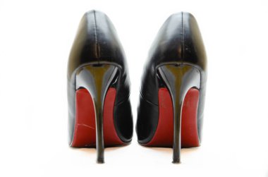 Beyaz arka planda kırmızı tabanlı siyahlı kadın ayakkabıları. Tatil için ayakkabılar, ofis ayakkabıları. Yüksek topuklu ayakkabılar, topuklu ayakkabılar. Kadın ayakkabıları yakın plan..