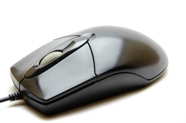 Bilgisayar için siyah ofis faresine telgraf çektim. Fareden kontrole. Beyaz arka planda kablosuz bir farede bilgisayar çevresi. Bilgisayar faresi üst görünümü, alt. Makrodaki fare 