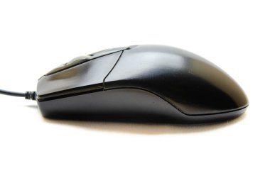 Bilgisayar için siyah ofis faresine telgraf çektim. Fareden kontrole. Beyaz arka planda kablosuz bir farede bilgisayar çevresi. Bilgisayar faresi üst görünümü, alt. Makrodaki fare 