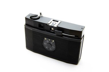 Eski film kamerası. Beyaz arka planda nadir bulunan bir kamera. İlham perilerinin elinde bir kamera. Sovyet fotoğraf ekipmanları. Makro kamera, lens, içerisi, detaylar. 