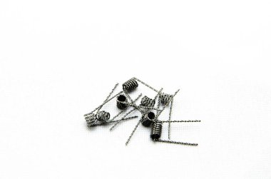 Beyaz arka planda ve elde elektronik sigaralar için bobinler 