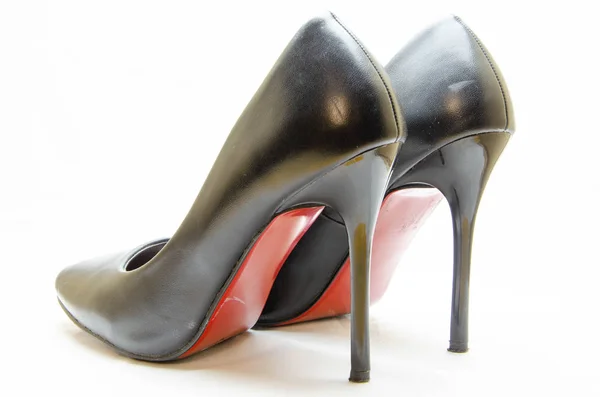 Scarpe da donna in nero con suola rossa su sfondo bianco. Scarpe per le vacanze, scarpe da ufficio. Scarpe col tacco alto, tacchi a spillo. Scarpe da donna primo piano . — Foto Stock