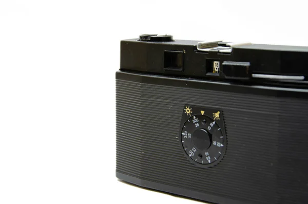 旧胶卷相机。 白色背景上的稀有相机。 一个相机在缪斯手中，拧。 苏联摄影设备。 相机在宏观，镜头，内部，细节 — 图库照片