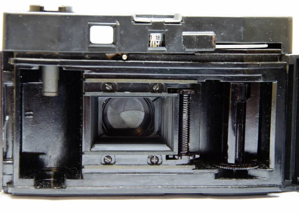Gammal filmkamera. Rarity kamera på en vit bakgrund. En kamera i musa händer, cocking. Sovjetisk fotoutrustning. Kameran i makro, lins, insida, detaljer — Stockfoto