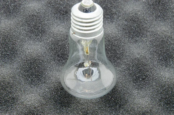 Lampadina Ilyich, lampada ad incandescenza su fondo bianco e nero. Nelle mani degli uomini. Macro — Foto Stock