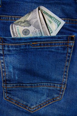 Kot pantolonun cebinde Amerikan banknotları. 100 dolarlık banknotlar halinde bir not, arkadan sarkıyor, en önde gelen pantolon cebi. Para cebimden çıkar. Fişek etkisi. Farklı açılardan görüntüle