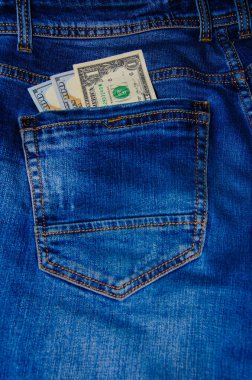 Kot pantolonun cebinde Amerikan banknotları. 100 dolarlık banknotlar halinde bir not, arkadan sarkıyor, en önde gelen pantolon cebi. Para cebimden çıkar. Fişek etkisi. Farklı açılardan görüntüle