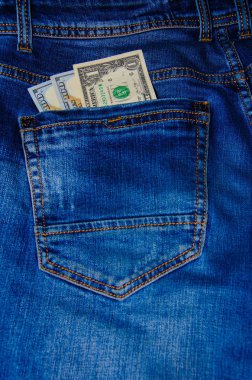 Kot pantolonun cebinde Amerikan banknotları. 100 dolarlık banknotlar halinde bir not, arkadan sarkıyor, en önde gelen pantolon cebi. Para cebimden çıkar. Fişek etkisi. Farklı açılardan görüntüle