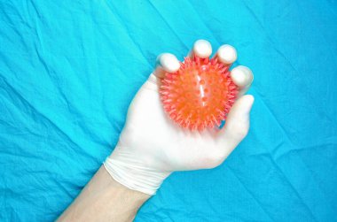 Çin virüsü Coronavirüs, molekül. Ellerdeki virüsün dokusu ve mavi arka plandaki tıbbi eldivenler. Salgın, felaket gibi. Mikroskop altında virüs, Coronavirus yapısı. Kopyalama alanı