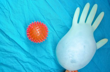 Çin virüsü Coronavirüs, molekül. Ellerdeki virüsün dokusu ve mavi arka plandaki tıbbi eldivenler. Salgın, felaket gibi. Mikroskop altında virüs, Coronavirus yapısı. Kopyalama alanı