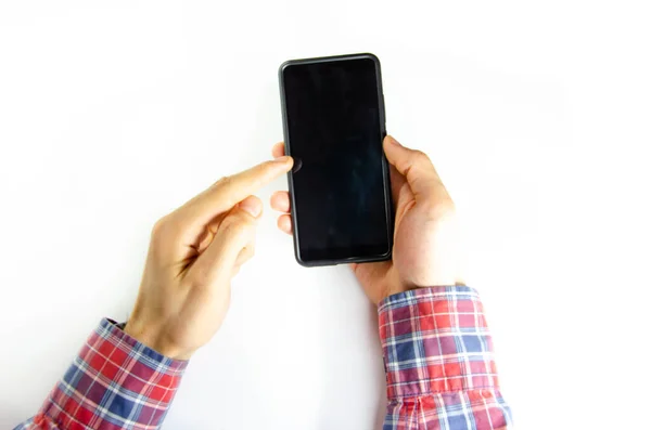 Männerhände Karierten Hipster Hemd Halten Ein Smartphone Auf Weißem Hintergrund — Stockfoto