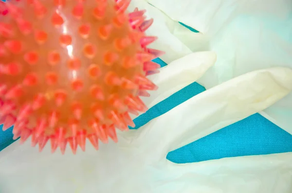 中国のウイルスのコロナウイルス分子 手の中のウイルスの質感と青い背景の医療用手袋 顕微鏡下のウイルス コロナウイルス構造 コピースペース — ストック写真