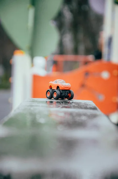 红色的小玩具车 宏观上有大轮子 玩具怪兽车 模糊的背景复制空间复制空间湿背景 — 图库照片