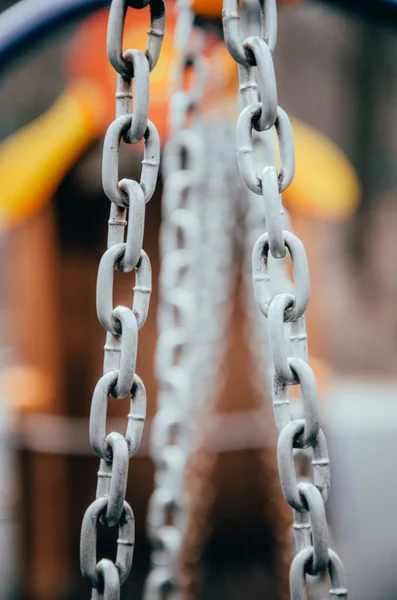 Metallketten Mit Großem Ring Für Eine Kinderschaukel Auf Der Straße — Stockfoto