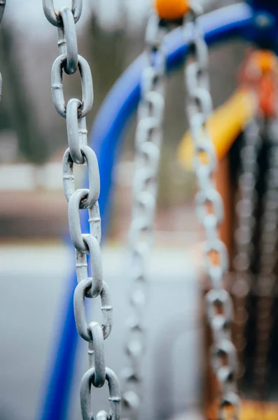 Metallketten Mit Großem Ring Für Eine Kinderschaukel Auf Der Straße — Stockfoto