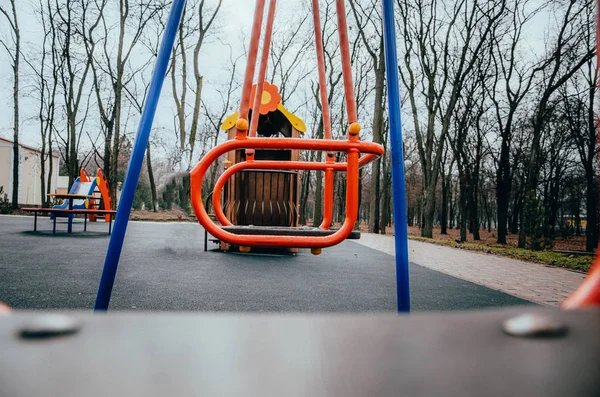 Fahrgeschäfte Auf Dem Spielplatz Zentrifuge Schaukel Für Kinder Radunterseite Rot — Stockfoto