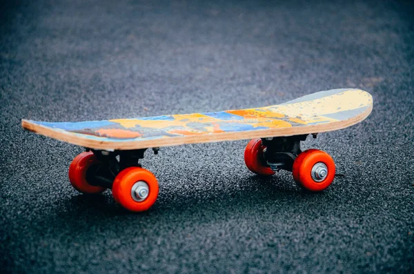 Skateboard Een Zwarte Achtergrond Met Felrode Wielen Skate Kant Hoek — Stockfoto