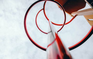 Oyun alanındaki spiral kırmızıdır. Çocuk kaydırağı. Kırmızı metal boru yapısı spiral şeklinde bükülmüş. Kırmızı çizgili güzel bir efekt