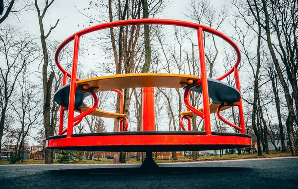 Fahrgeschäfte Auf Dem Spielplatz Zentrifuge Schaukel Für Kinder Radunterseite Rot — Stockfoto