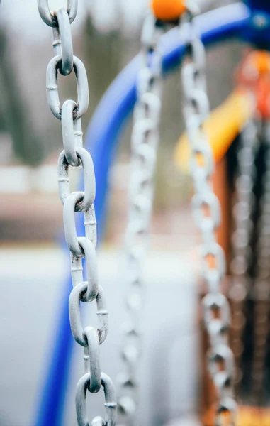 大环状金属链条 用于宏观街道上的儿童秋千 — 图库照片