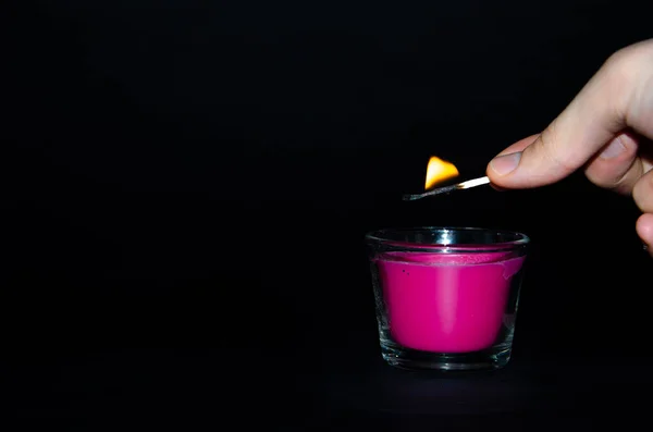 Heldere Roze Kaars Een Glazen Pot Een Zwarte Achtergrond Kaars — Stockfoto