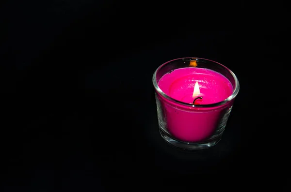 Luminosa Candela Rosa Vaso Vetro Sfondo Nero Candela Sta Bruciando — Foto Stock