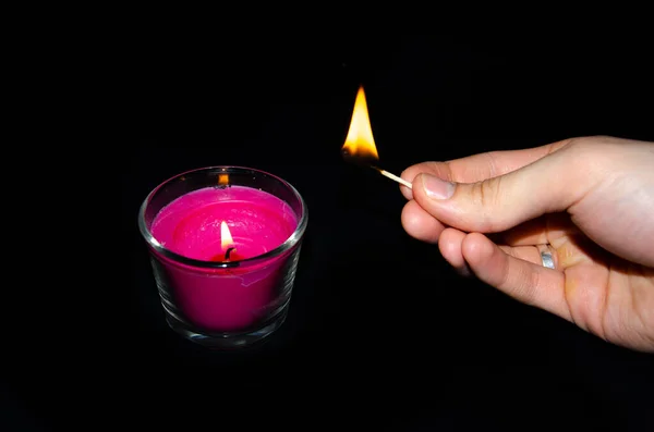 Ljus Rosa Ljus Glasburk Svart Bakgrund Ljuset Brinner Försonad Hand — Stockfoto