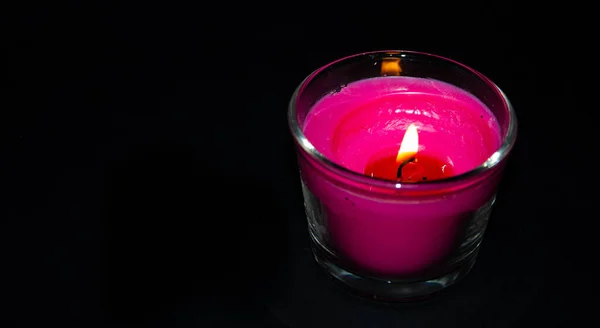 Luminosa Candela Rosa Vaso Vetro Sfondo Nero Candela Sta Bruciando — Foto Stock