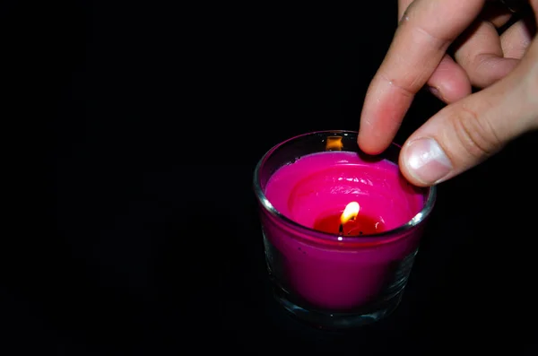 Ярко Розовая Свеча Стеклянной Банке Черном Фоне Свеча Горит Искуплен — стоковое фото