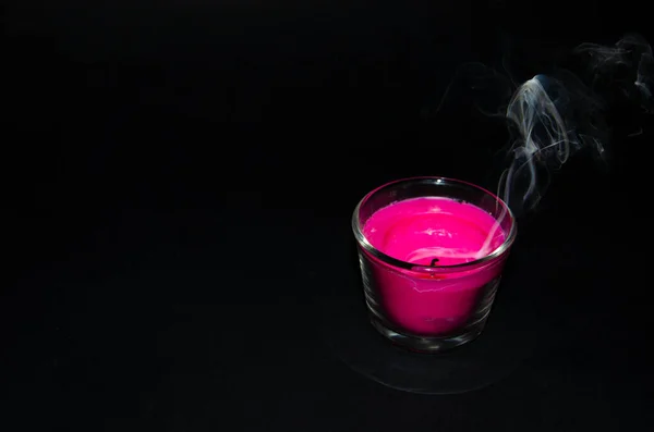 Luminosa Candela Rosa Vaso Vetro Sfondo Nero Candela Sta Bruciando — Foto Stock