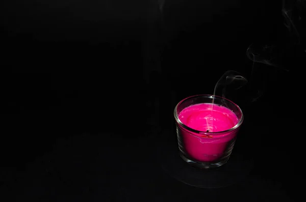 Ярко Розовая Свеча Стеклянной Банке Черном Фоне Свеча Горит Затушенная — стоковое фото