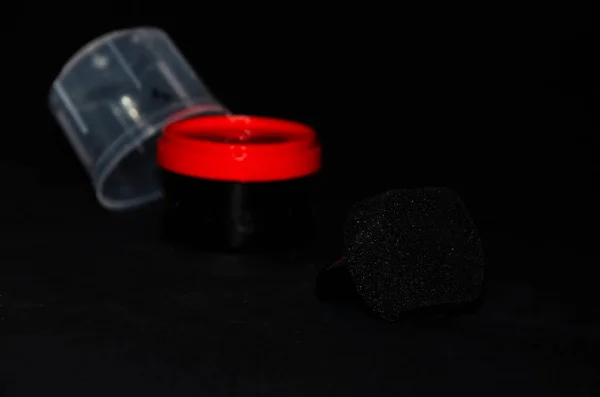 Crema Scarpe Sfondo Nero Pallone Tubo Con Bordo Rosso Contagiri — Foto Stock