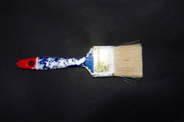 Kullanılmış boya fırçası. Kırmızı uçlu beyaz boyalı mavi fırça. Makro fotoğraf. Elindeki fırçayı tamir et. İplikler Boşluğu Kopyala