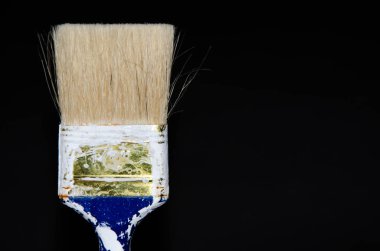 Kullanılmış boya fırçası. Kırmızı uçlu beyaz boyalı mavi fırça. Makro fotoğraf. Elindeki fırçayı tamir et. İplikler Boşluğu Kopyala