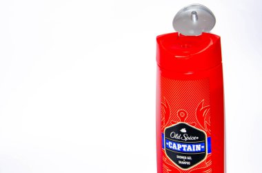 Şubat 2020. Ukrayna, Kramatorsk. Beyaz arka planda Old Spice Kaptan Erkek Duş jeli. Şampuan.