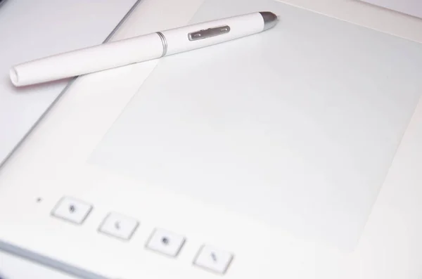 白い背景に白いグラフィックタブレット グラフィックデザイナーの仕事 トップ サイドビューのビュー マクロのタブレット 描画のためのペンスタイラス タブレットのボタン — ストック写真