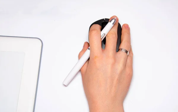 Ręce Kobiet Pracują Tablecie Graficznym Ręka Trzyma Rysik Rysuje Biała — Zdjęcie stockowe