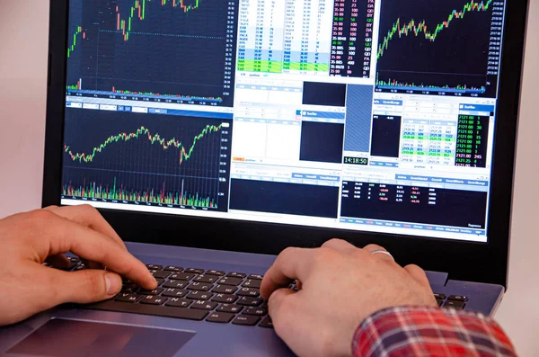 Trading Exchange Men Hands Plaid Shirt Laptop Screen Rates Promotions — Stock Photo, Image